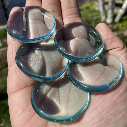 Blue Obsidian — полірований долонний камінь зі штучного скла — зображення товару 1
