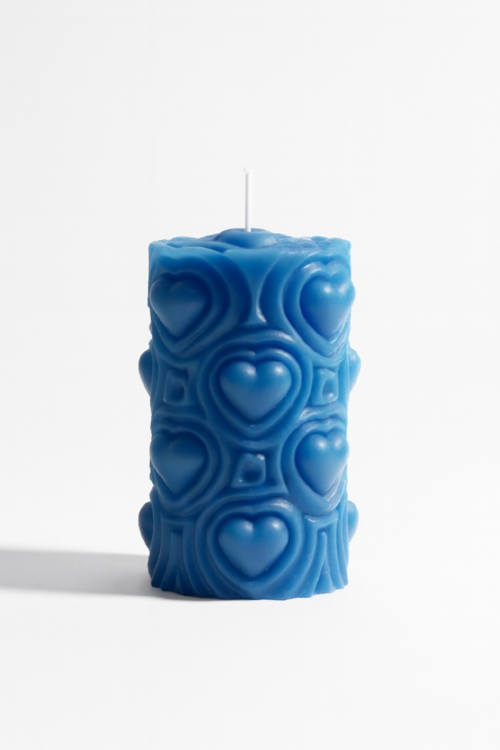 Blaue Stumpenkerze mit strukturiertem Herzmuster